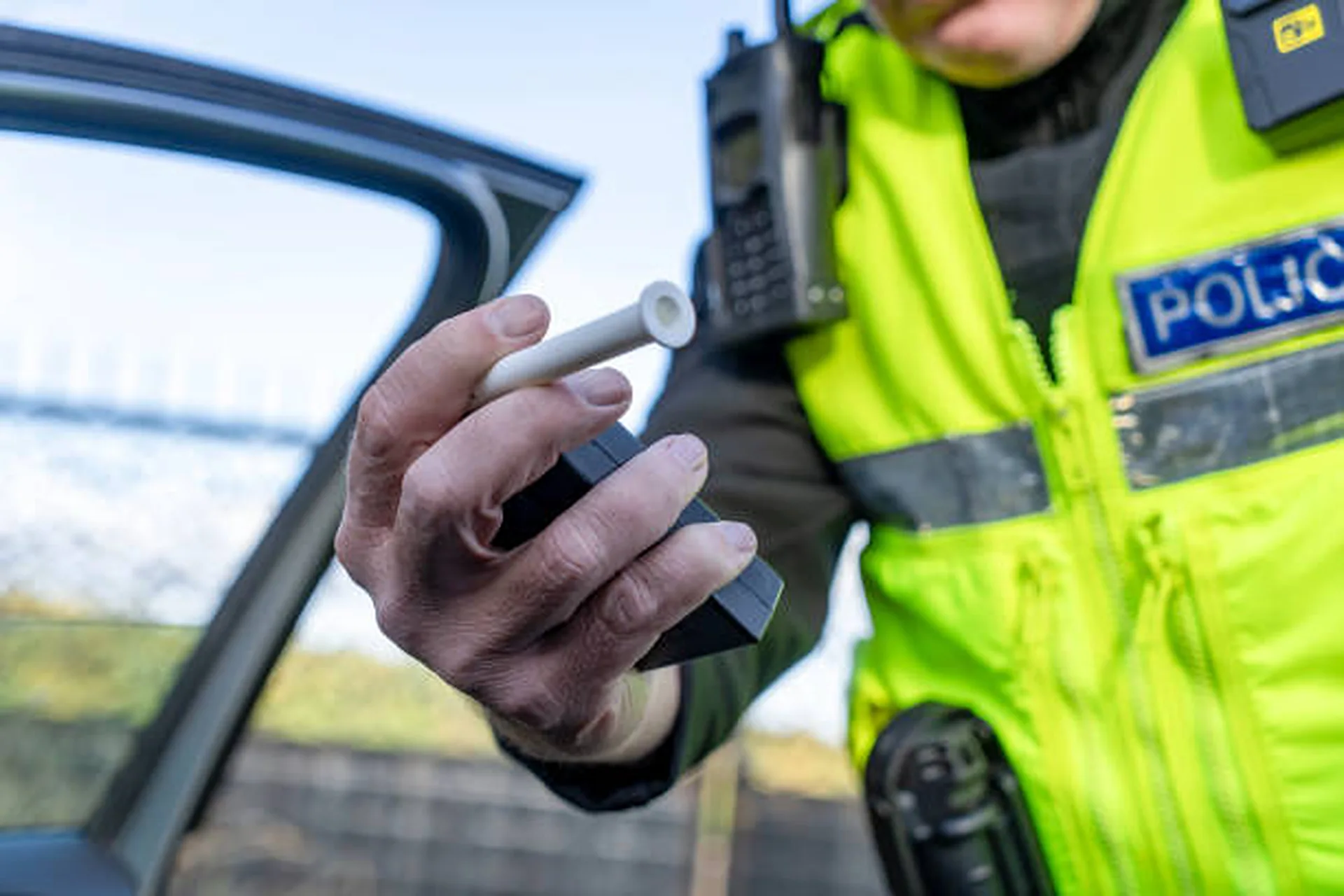 Policjant podczas kontroli drogowej kierowcy