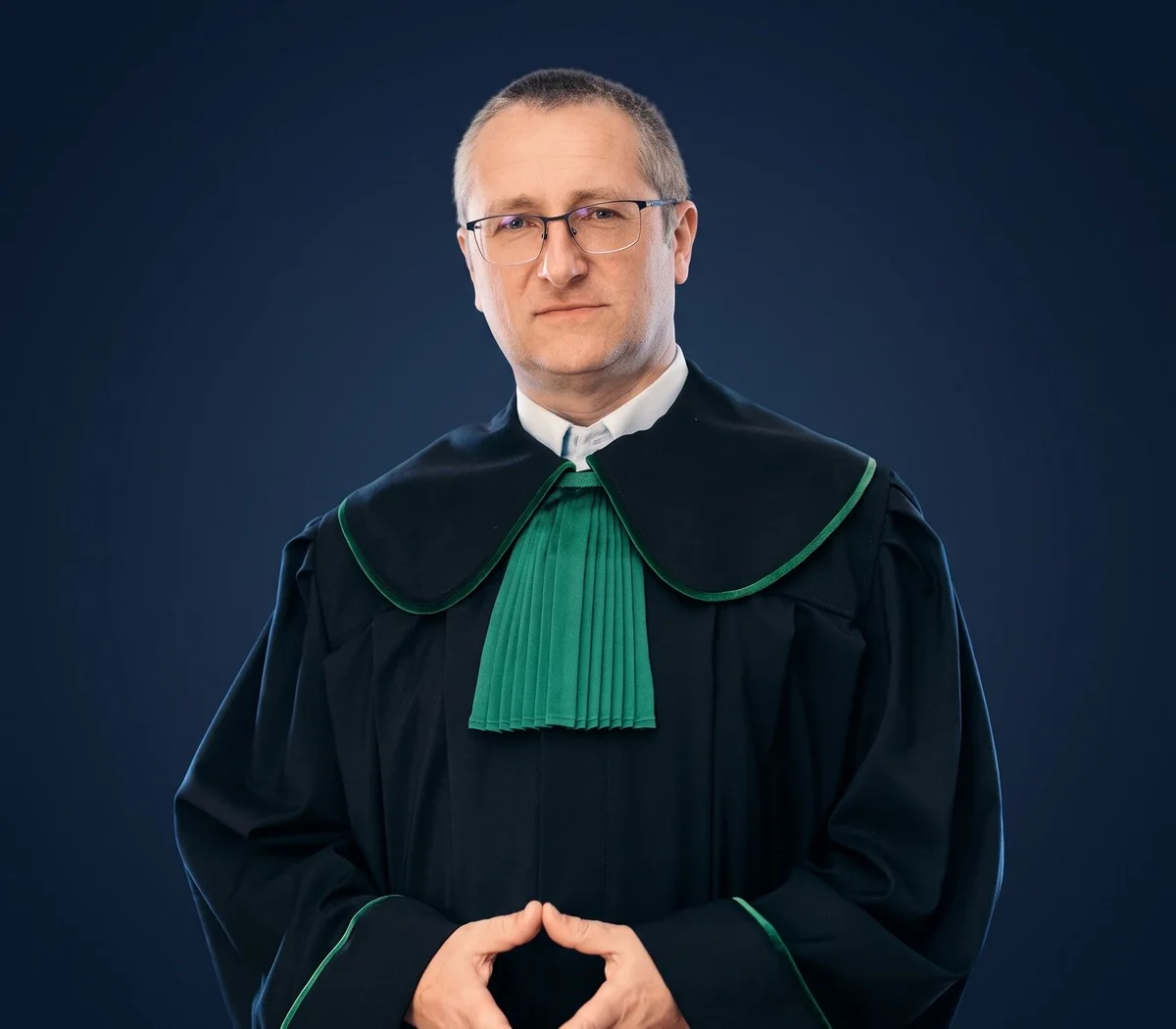 Adwokat Paweł Winko w todze