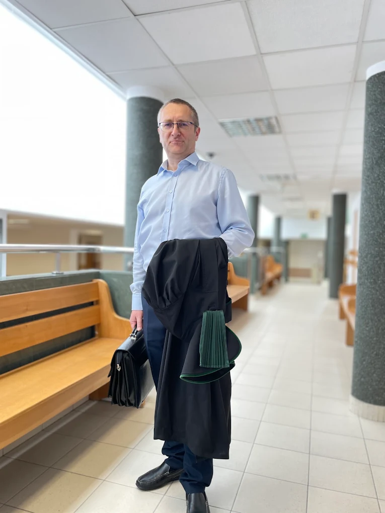 Adwokat Paweł Winko na korytarzu sądu